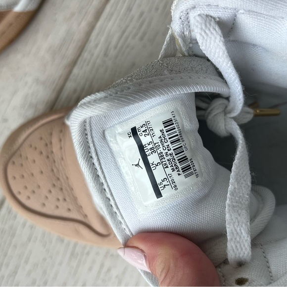 Jordan 1s high. Womens - Picture 4 of 5